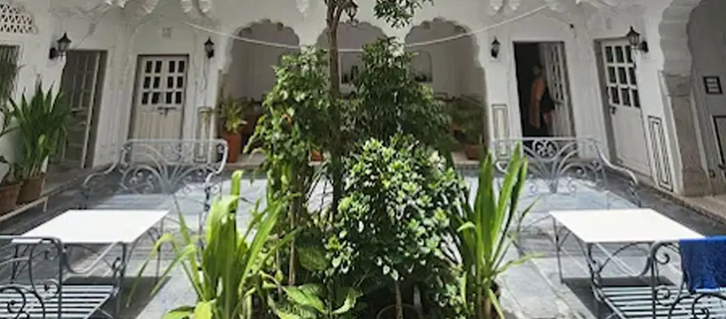 Architecture of Jaipur’s Havelis – Exploring Jharokhas, Frescoes & Courtyards